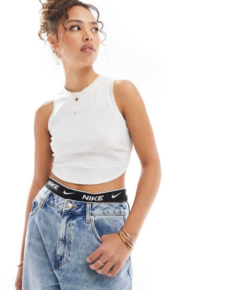 Nike - Essential - Kurzes Tanktop aus Rippstoff in Weiß-Neutral von Nike