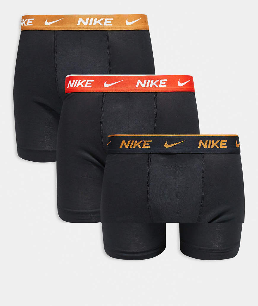 Nike - Everyday - 3er-Pack eng geschnittene Boxershorts aus Stretch-Baumwolle in Schwarz mit farbigem Logo-Bund in Schwarz, Rot und Gold von Nike