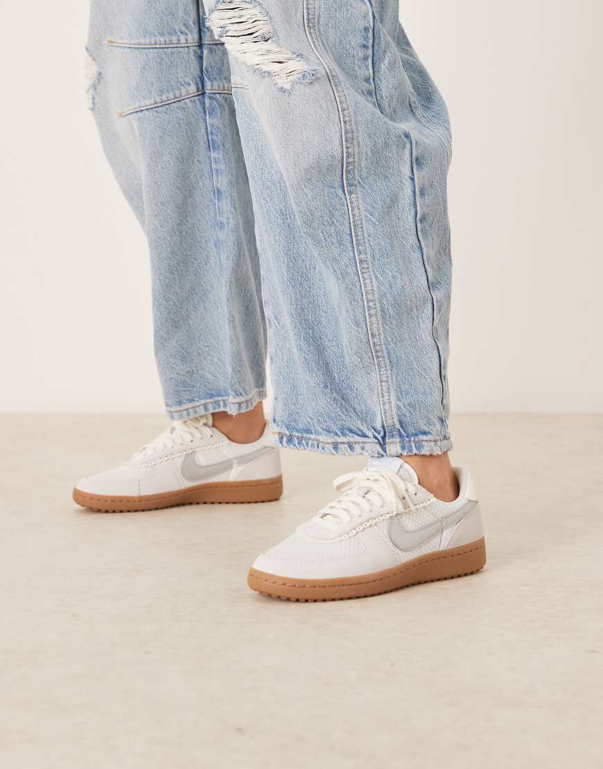 Nike - Field General - Sneaker in Grau und Silber mit Häkel-Design von Nike