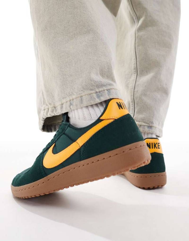 Nike - Field General - Sneaker in Grün und Gold von Nike