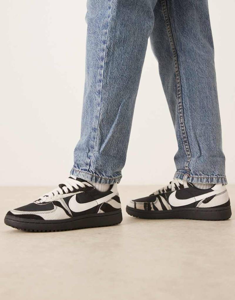 Nike - Field General - Sneaker in Schwarz und Weiß mit Ponyfelloptik Nike - Field General - Sneaker in Schwarz und Weiß mit Ponyfelloptik von Nike