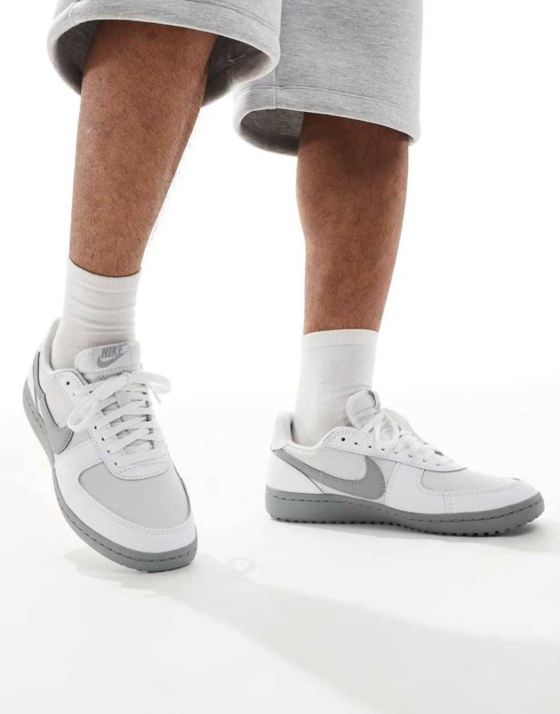 Nike - Field General - Sneaker in Weiß und Grau von Nike