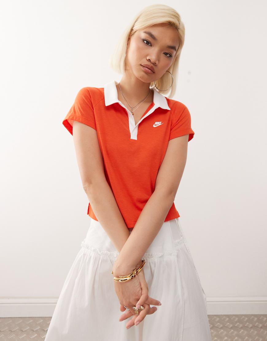 Nike - Fußball-Poloshirt in Rot und Weiß im Retro-Stil Nike - Fußball-Poloshirt in Rot und Weiß im Retro-Stil von Nike