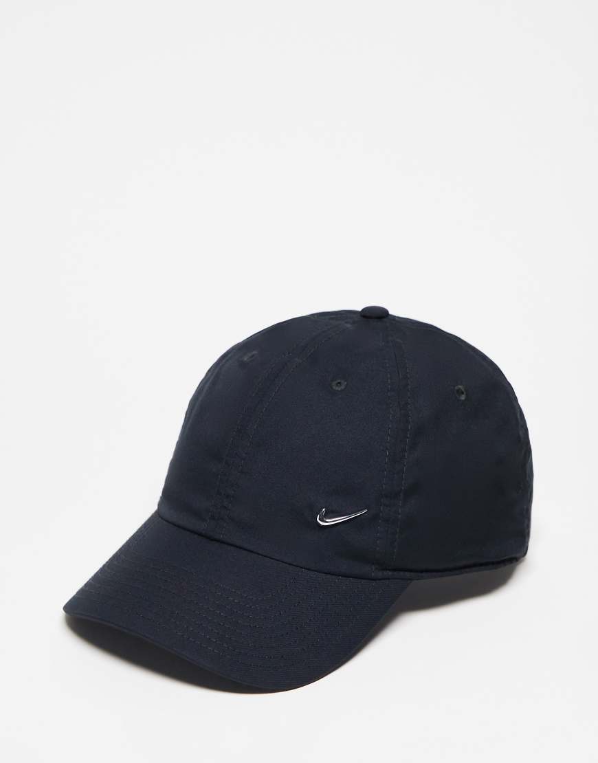 Nike - Club - Kappe in Schwarz mit Swoosh-Logo aus Metall von Nike