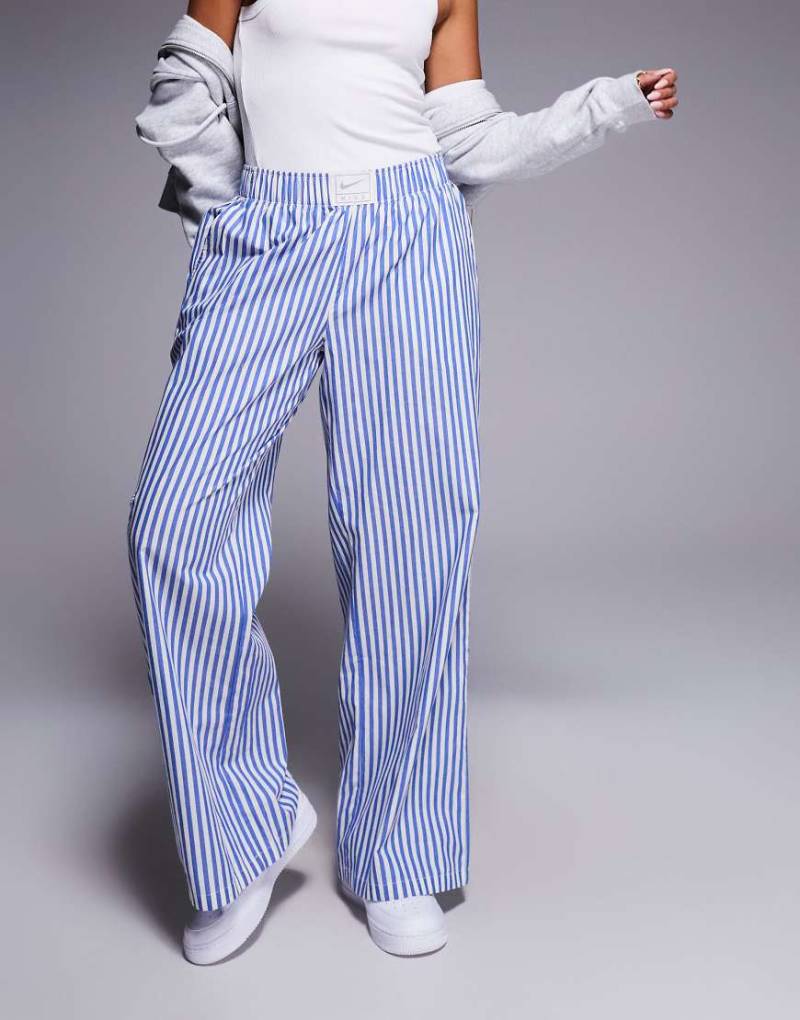 Nike - Gestreifte Popeline-Hose in Blau und Weiß mit weitem Bein von Nike