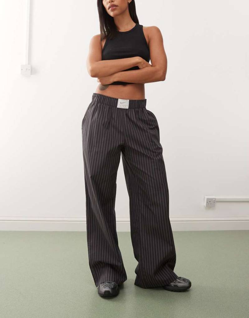 Nike - Gestreifte Popeline-Hose in Schwarz und Grau mit weitem Bein-Rot von Nike