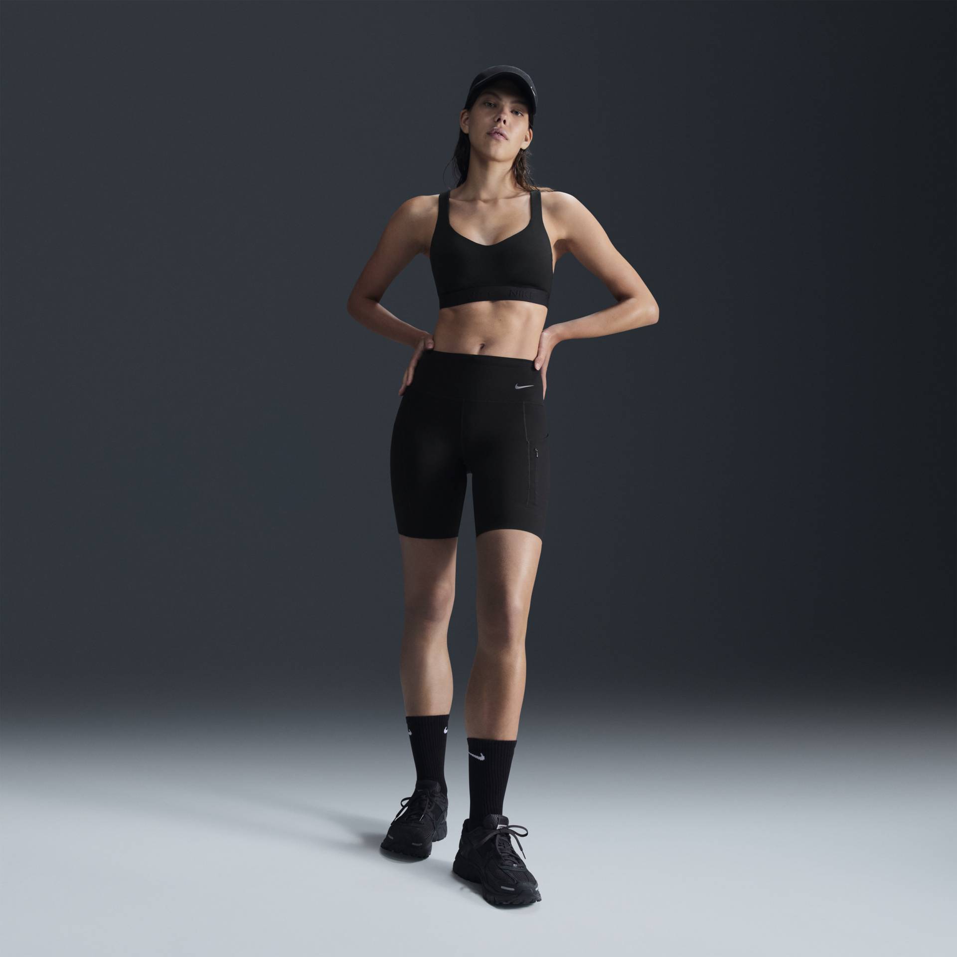 Nike Go Biker-Shorts mit starkem Halt, mittelhohem Bund und Taschen für Damen (ca. 20 cm) - Schwarz von Nike