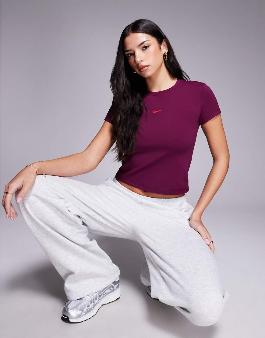 Nike - Gym Life - Cropped T-Shirt in Burgunderrot mit Swoosh-Logo von Nike