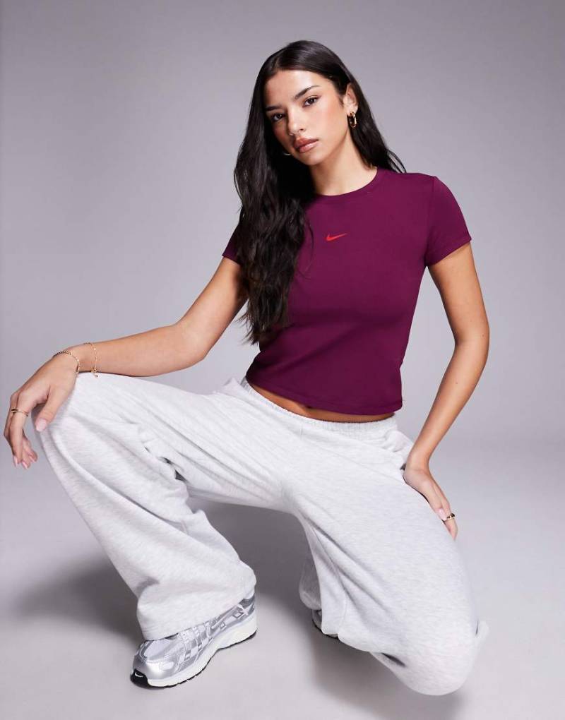 Nike - Gym Life - Cropped T-Shirt in Burgunderrot mit Swoosh-Logo von Nike