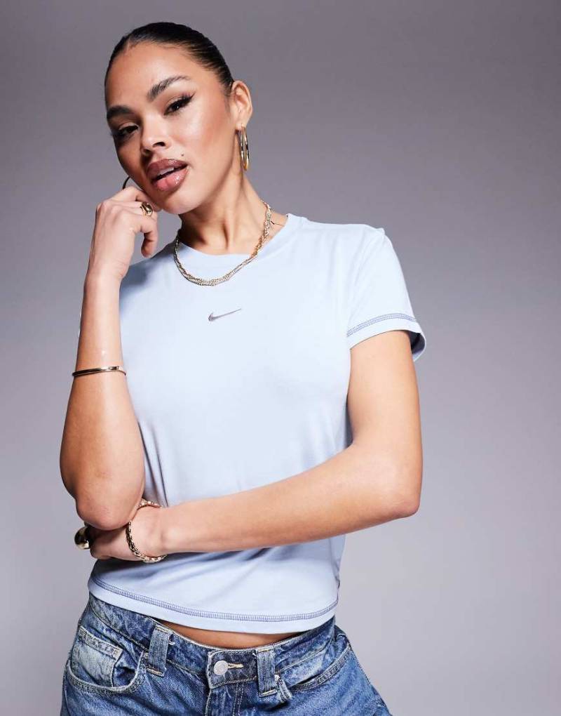 Nike - Chill Gym Life Swoosh - Knapp geschnittenes Cropped-T-Shirt in Hellblau von Nike