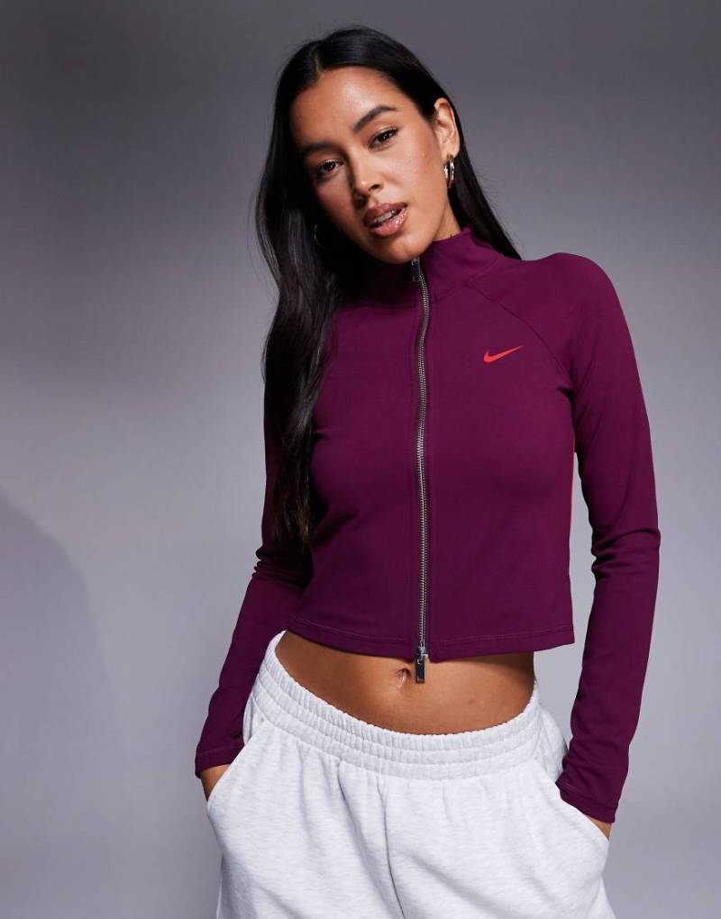 Nike - Gym Life Swoosh - Langärmliges Oberteil in Burgunderrot mit doppeltem Reißverschluss Nike - Gym Life Swoosh - Langärmliges Oberteil in Burgunderrot mit doppeltem Reißverschluss von Nike