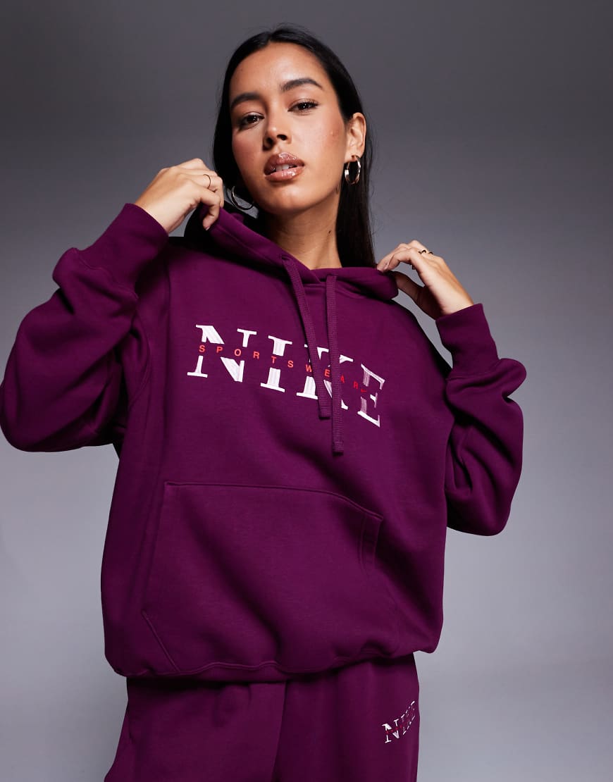 Nike - Gym Life Swoosh - Oversize-Kapuzenpullover in Burgunderrot mit Print von Nike