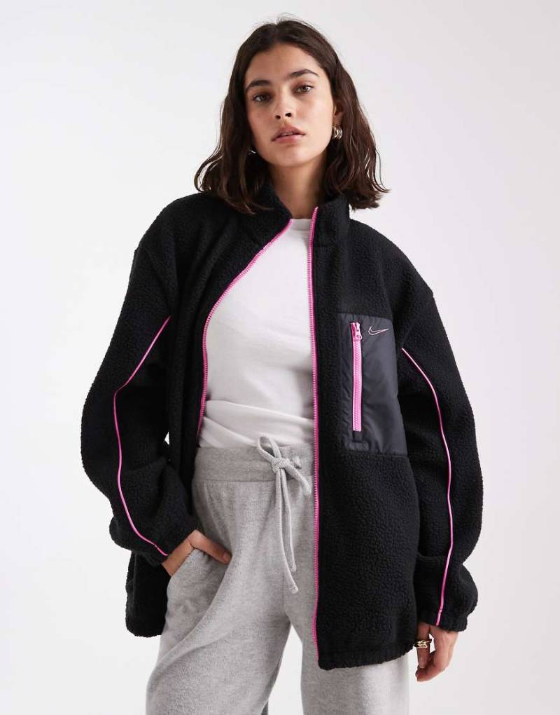 Nike - Jacke aus Teddyfleece in Schwarz und Rosa von Nike