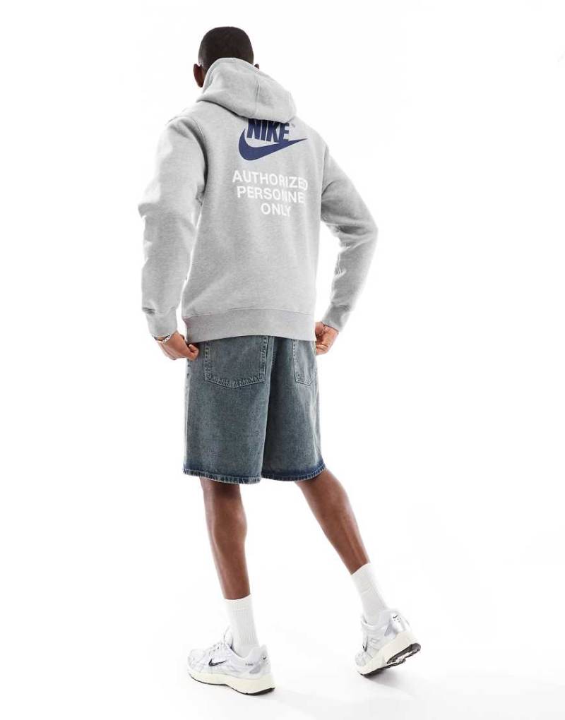 Nike - Kapuzenpullover in Grau mit kleinem Logo-Print von Nike