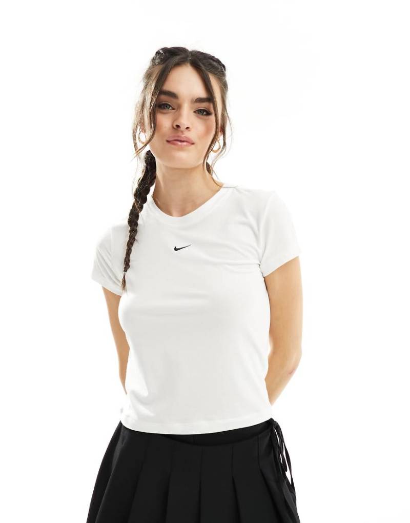 Nike - Knapp geschnittenes T-Shirt in Weiß von Nike