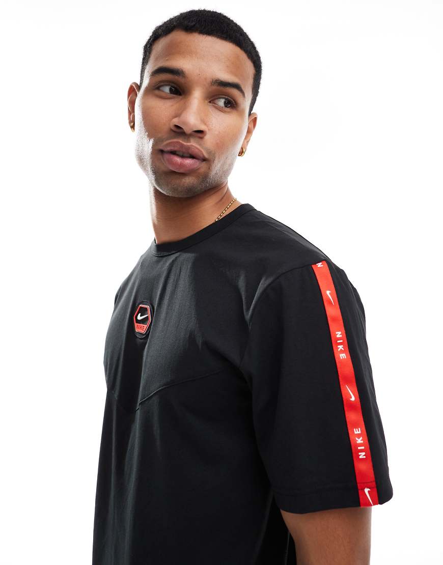 Nike - Kurzärmliges T-Shirt in Schwarz mit mittigem Logo auf der Brust von Nike