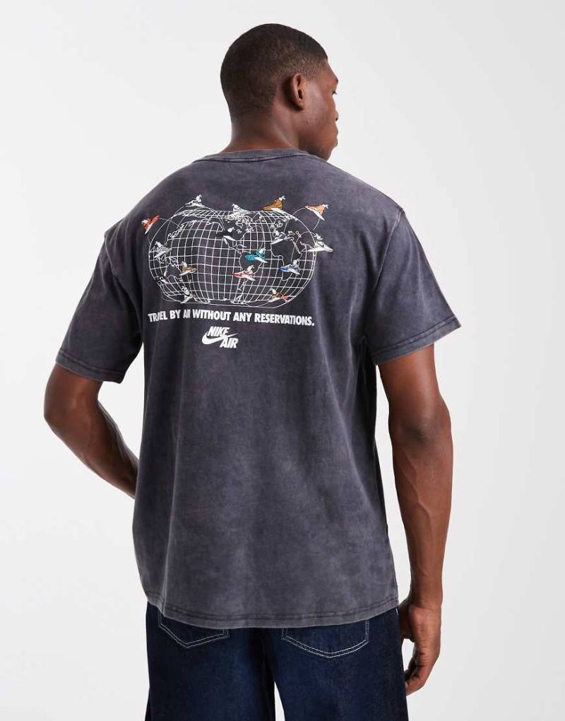 Nike - Kurzärmliges T-Shirt in verwaschenem Grau-Schwarz von Nike