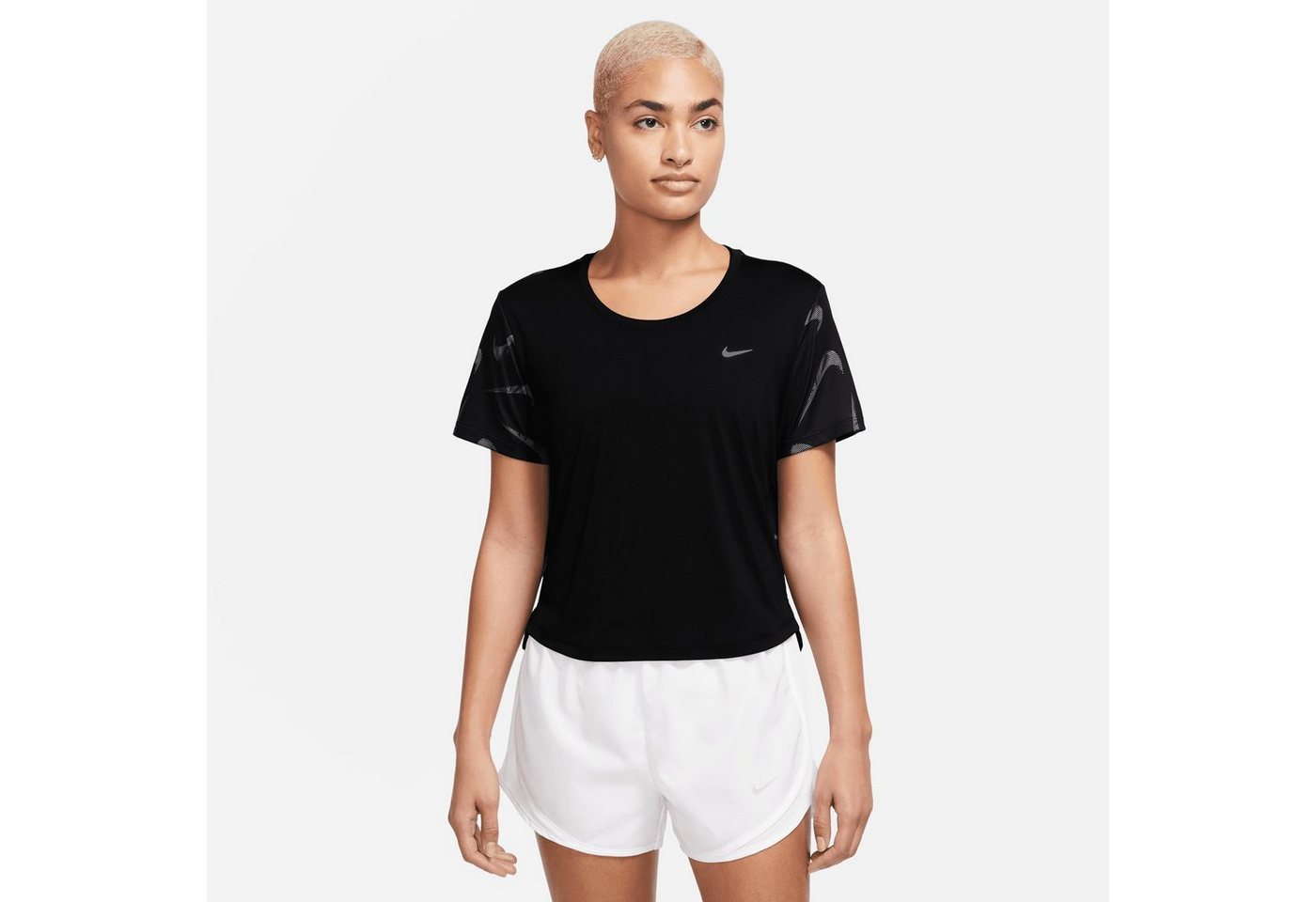 Nike Laufshirt SWOOSH DRI-FIT WOMEN'S PRINTED SHORT-SLEEVE CROP TOP von Nike