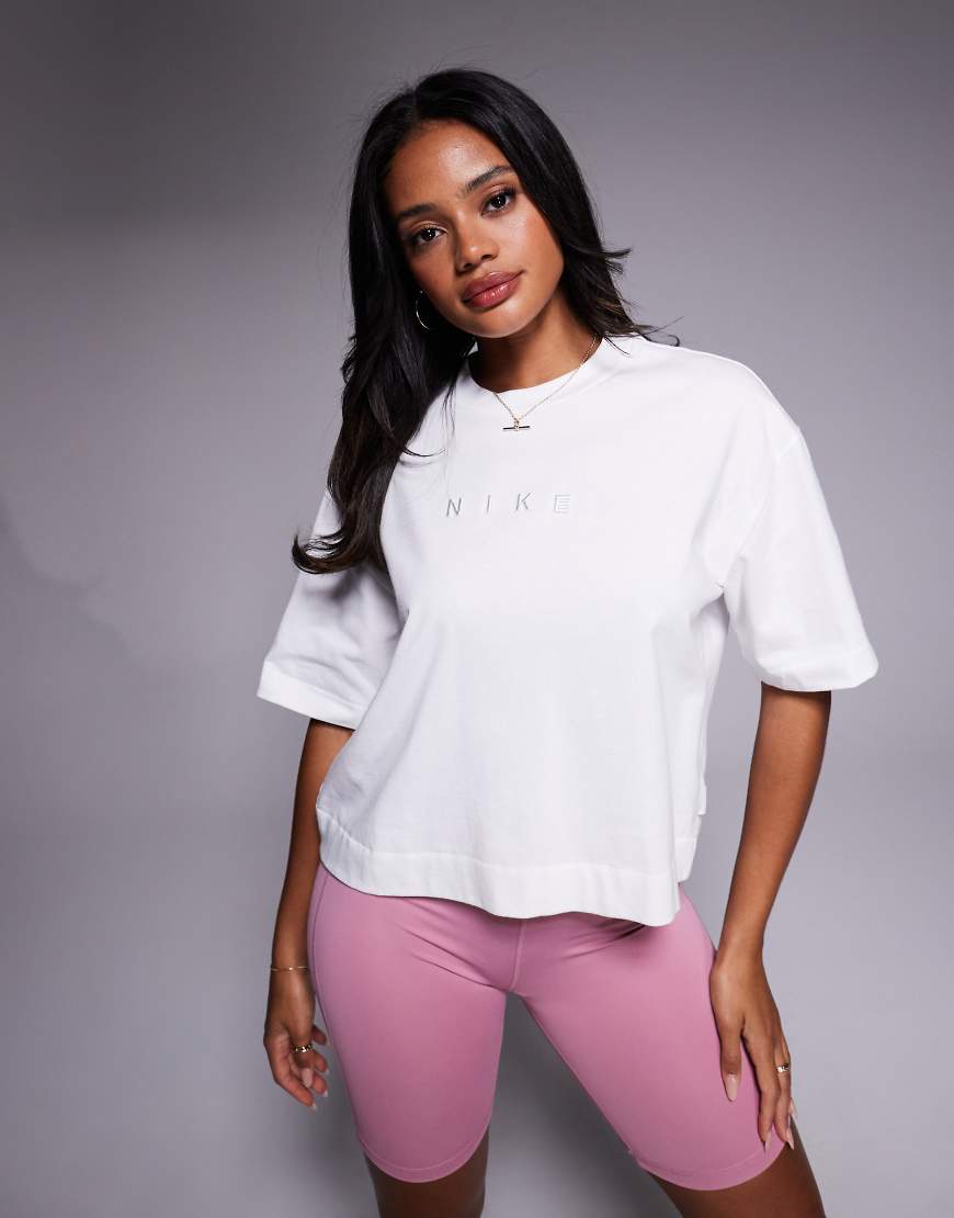 Nike - Luxe - Kastiges T-Shirt in Weiß von Nike