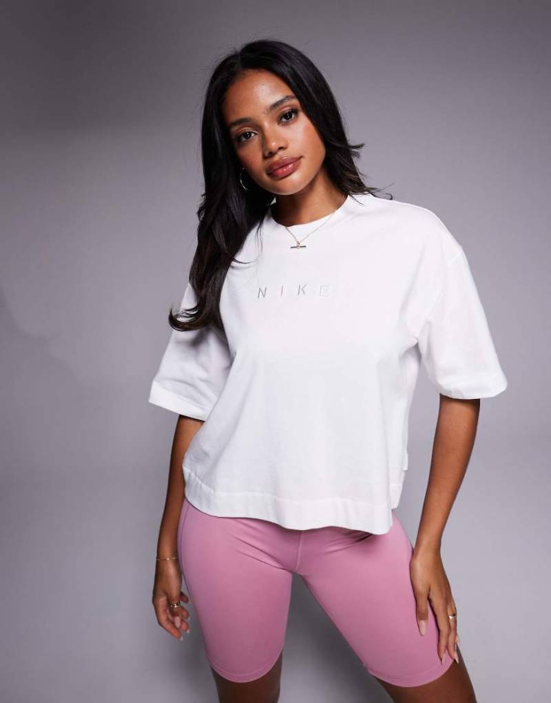 Nike - Luxe - Kastiges T-Shirt in Weiß von Nike