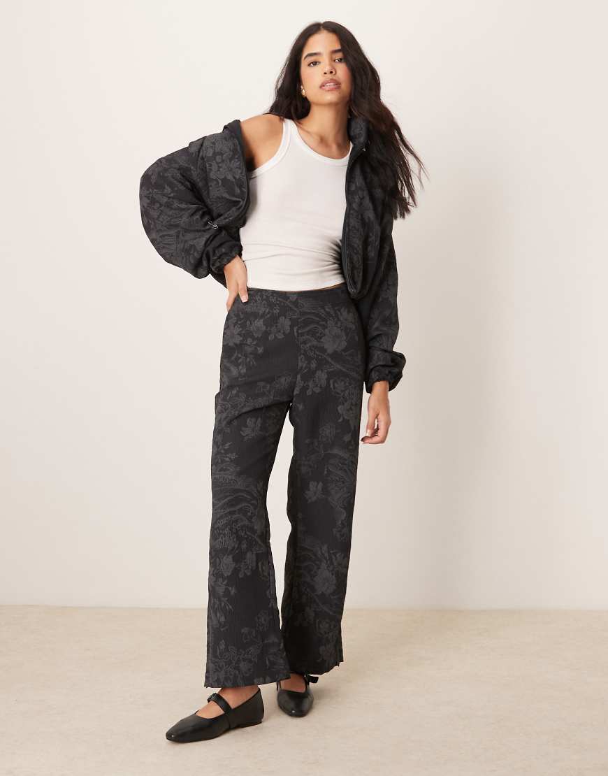 Nike - MDC - Jacquard-Hose in Schwarz und Grau mit Blumenmuster und weitem Bein von Nike