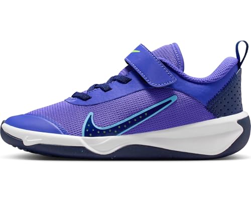 Nike Omni Multi-Court Schuh für jüngere Kinder Sneaker, Persian Violet/Blue Void/Volt/University Blue, 29.5 EU von Nike