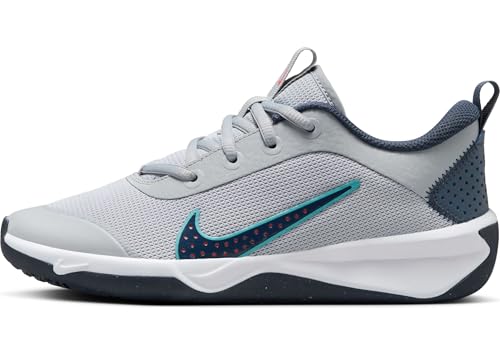 Nike Omni Multi-Court ältere Kinder Hallenschuh, Wolf Grey/Thunder Blue-Bright Crimson, 40 EU von Nike
