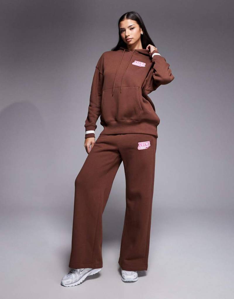 Nike - Oversize-Jogginghose in Braun mit weitem Schnitt und hohem Bund-Brown von Nike
