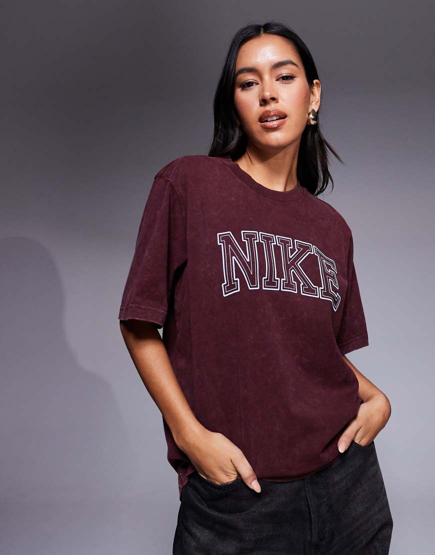 Nike - Oversize-T-Shirt in Burgunderrot mit Retro-Logo von Nike