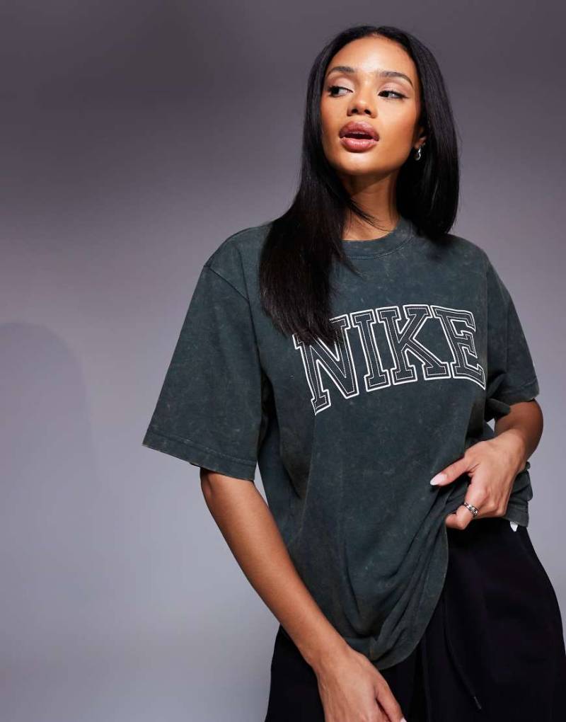 Nike - Oversize-T-Shirt in Grün mit Retro-Logo von Nike