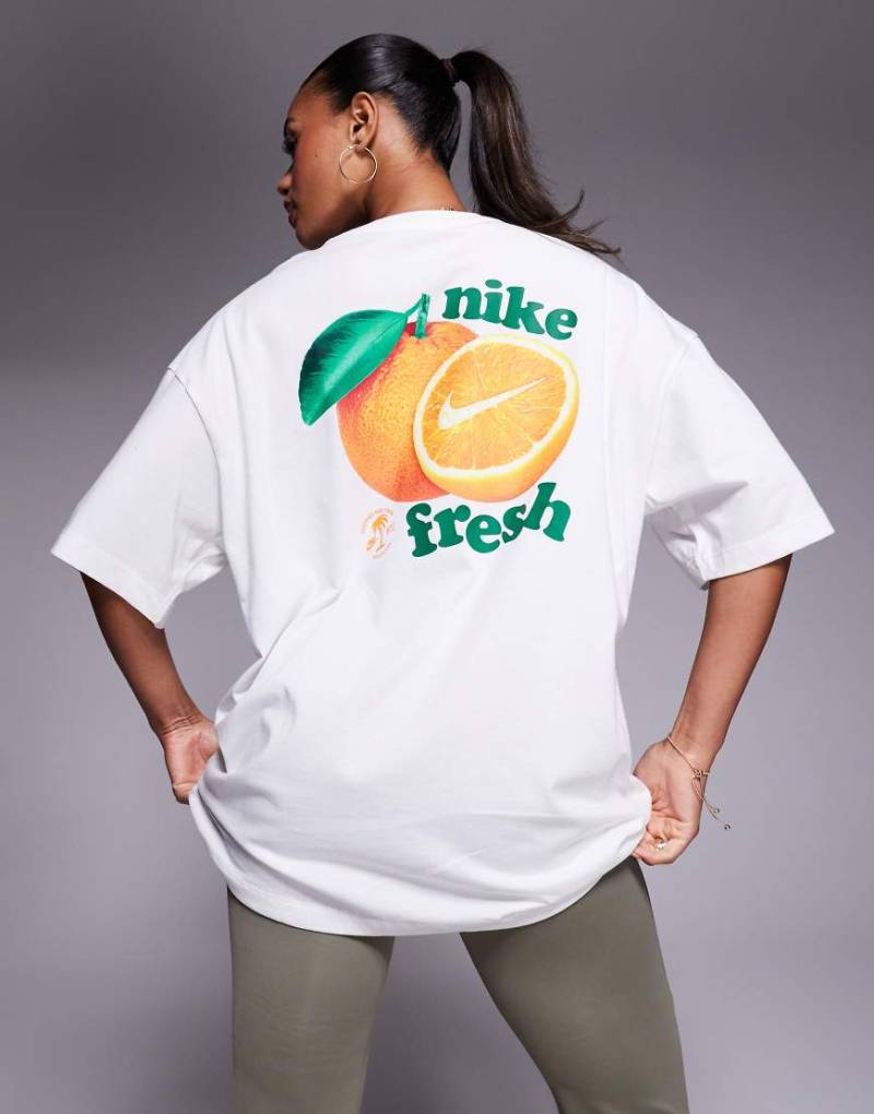 Nike - Oversize-T-Shirt in Weiß mit Frucht-Logo von Nike