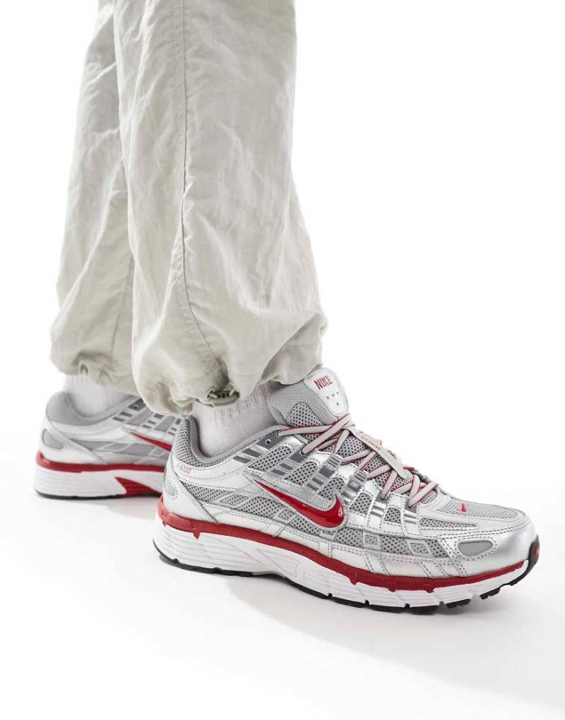 Nike - P-6000 - Unisex-Sneaker in Metallic-Silber und Rot von Nike