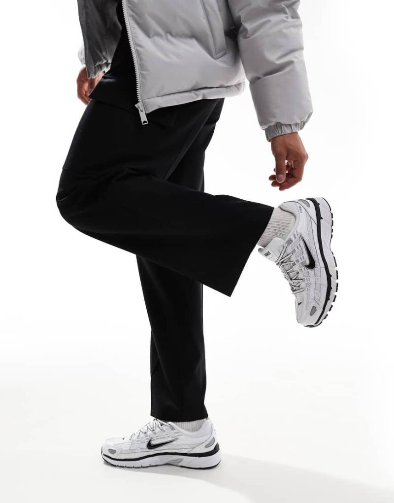 Nike - P-6000 - Unisex-Sneaker in Weiß und Metallic-Silber von Nike