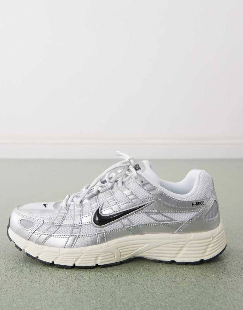 Nike - P-6000 - Unisex-Sneaker in Weiß und Silber von Nike