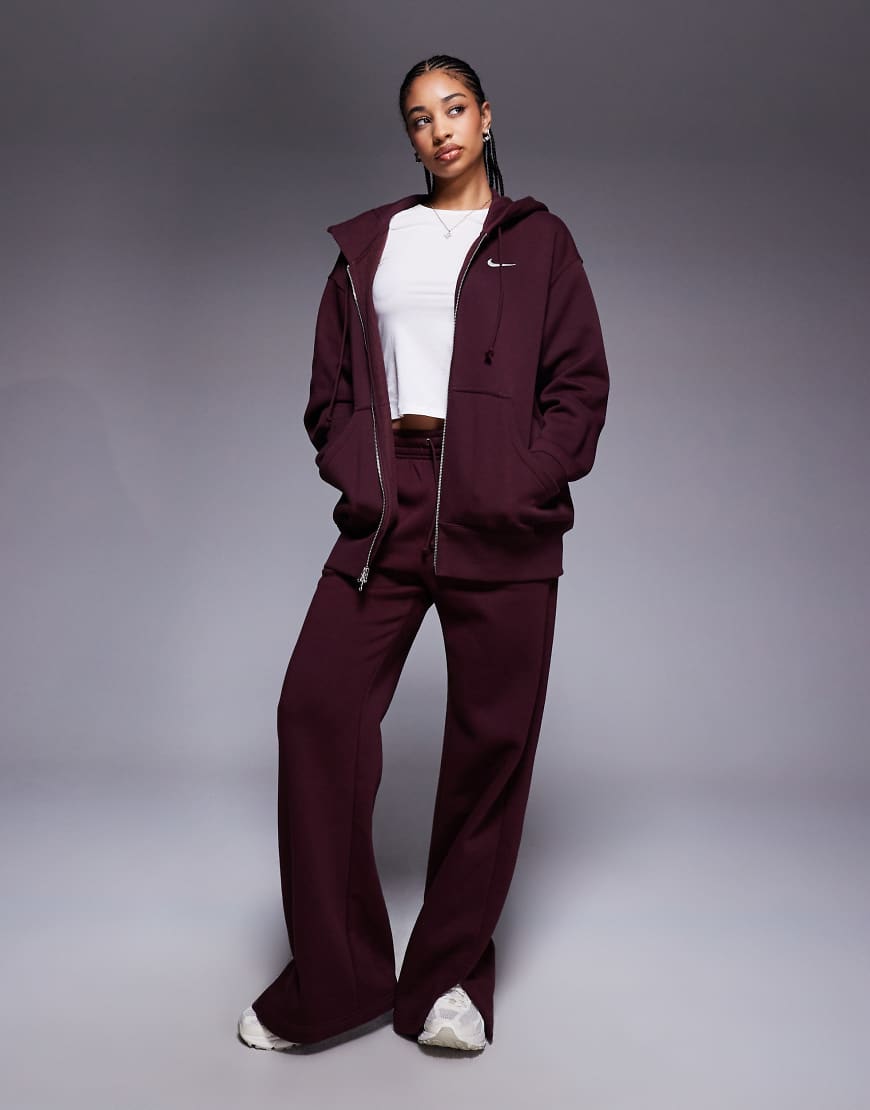 Nike - Phoenix Fleece - Jogginghose in Burgunderrot mit weitem Bein Nike - Phoenix Fleece - Jogginghose in Burgunderrot mit weitem Bein von Nike