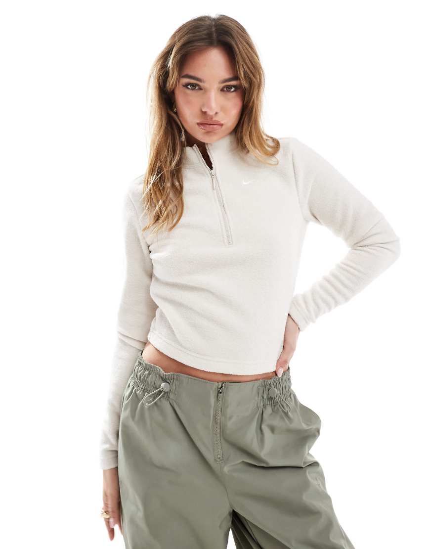 Nike - Phoenix Fleece - Langärmliges Oberteil in Beige mit kurzem Reißverschluss-Neutral Nike - Phoenix Fleece - Langärmliges Oberteil in Beige mit kurzem Reißverschluss-Neutral von Nike
