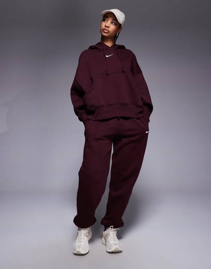 Nike - Phoenix Fleece - Oversize-Jogginghose in Burgunderrot mit hohem Bund und Bündchen von Nike