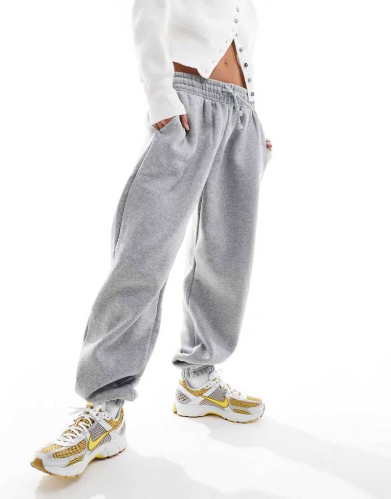 Nike - Phoenix Fleece - Oversize-Jogginghose in Grau mit hohem Bund und Bündchen von Nike
