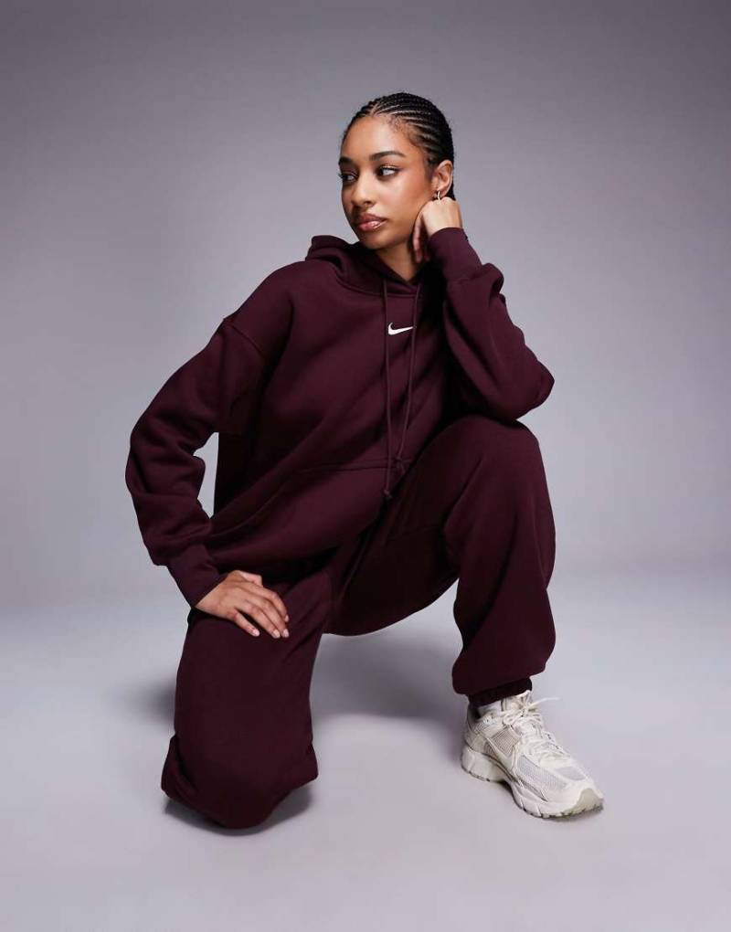Nike - Phoenix Fleece - Oversize-Kapuzenpullover in Burgunderrot Nike - Phoenix Fleece - Oversize-Kapuzenpullover in Burgunderrot von Nike