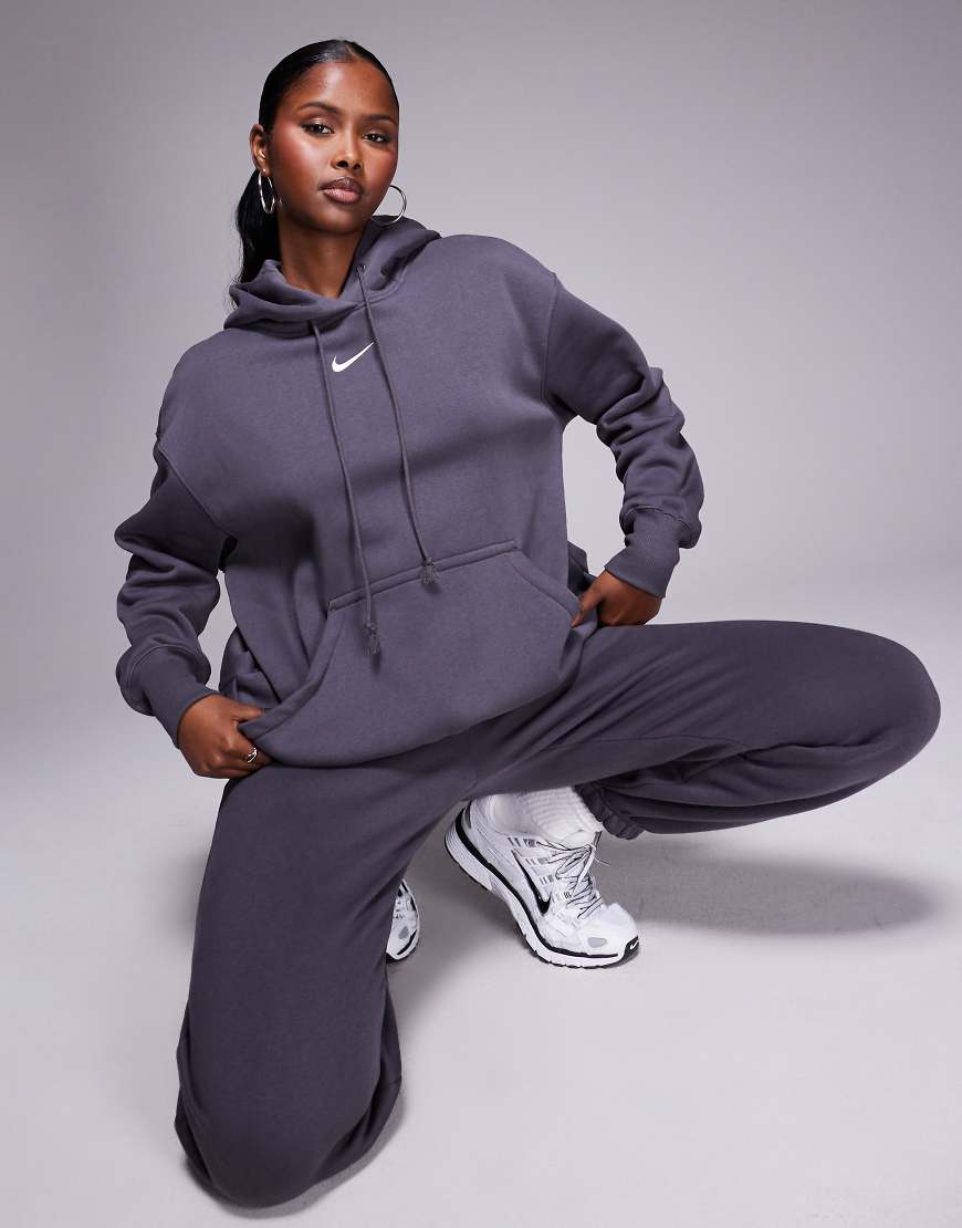 Nike - Phoenix Fleece - Oversize-Kapuzenpullover in Dunkelgrau Nike - Phoenix Fleece - Oversize-Kapuzenpullover in Dunkelgrau von Nike
