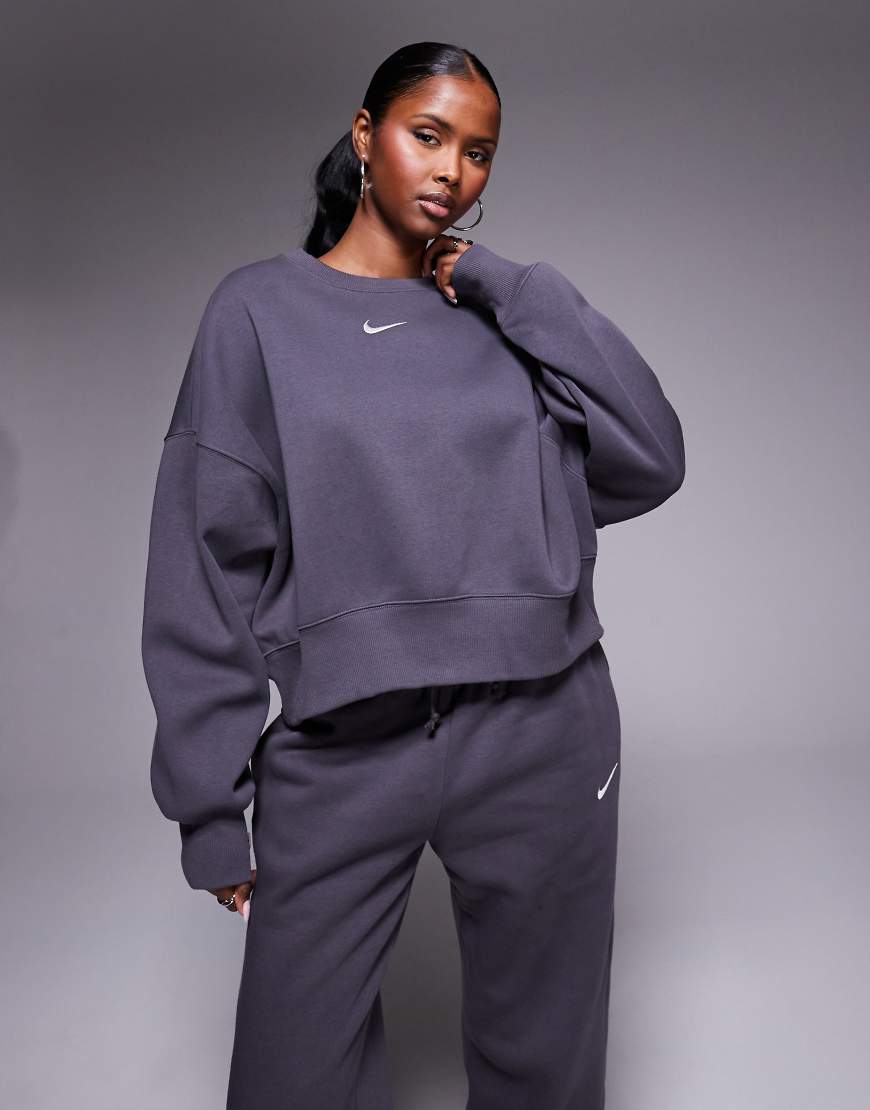 Nike - Phoenix Fleece - Sweatshirt in Dunkelgrau mit extremer Oversize-Passform Nike - Phoenix Fleece - Sweatshirt in Dunkelgrau mit extremer Oversize-Passform von Nike