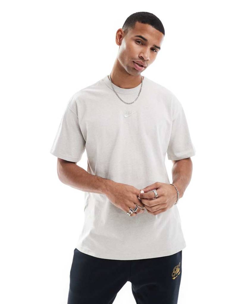 Nike - Premium Essentials - T-Shirt in Beige-Neutral von Nike