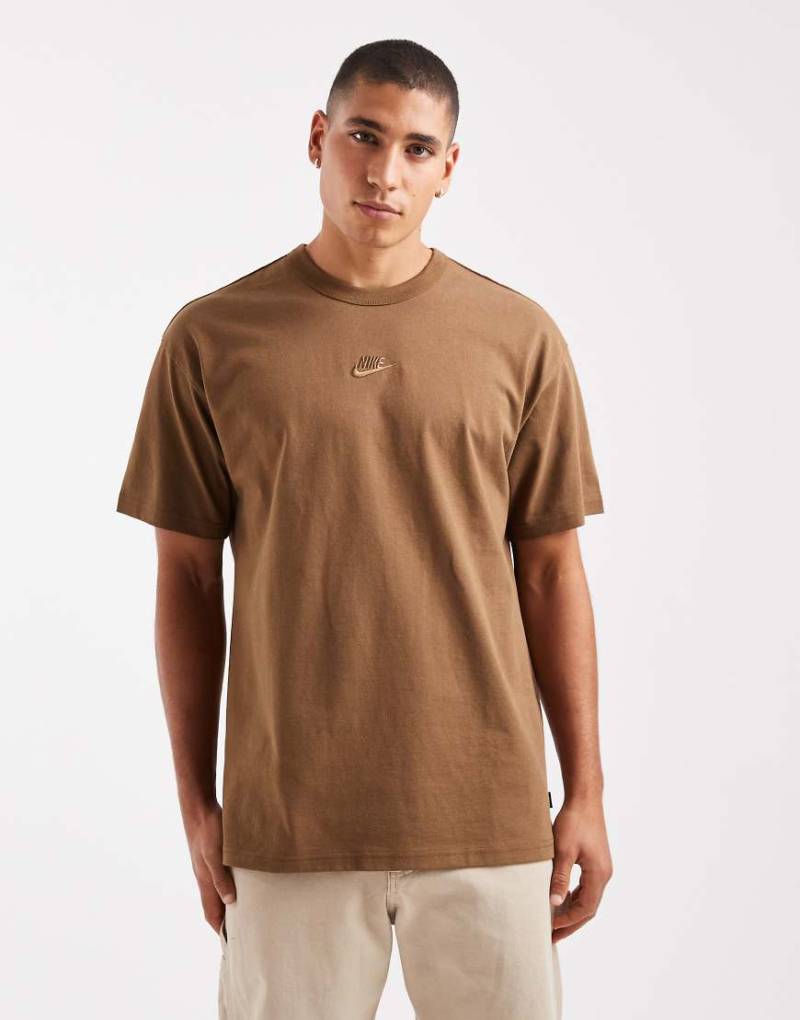 Nike - Premium Essentials - T-Shirt in Braun-Brown von Nike