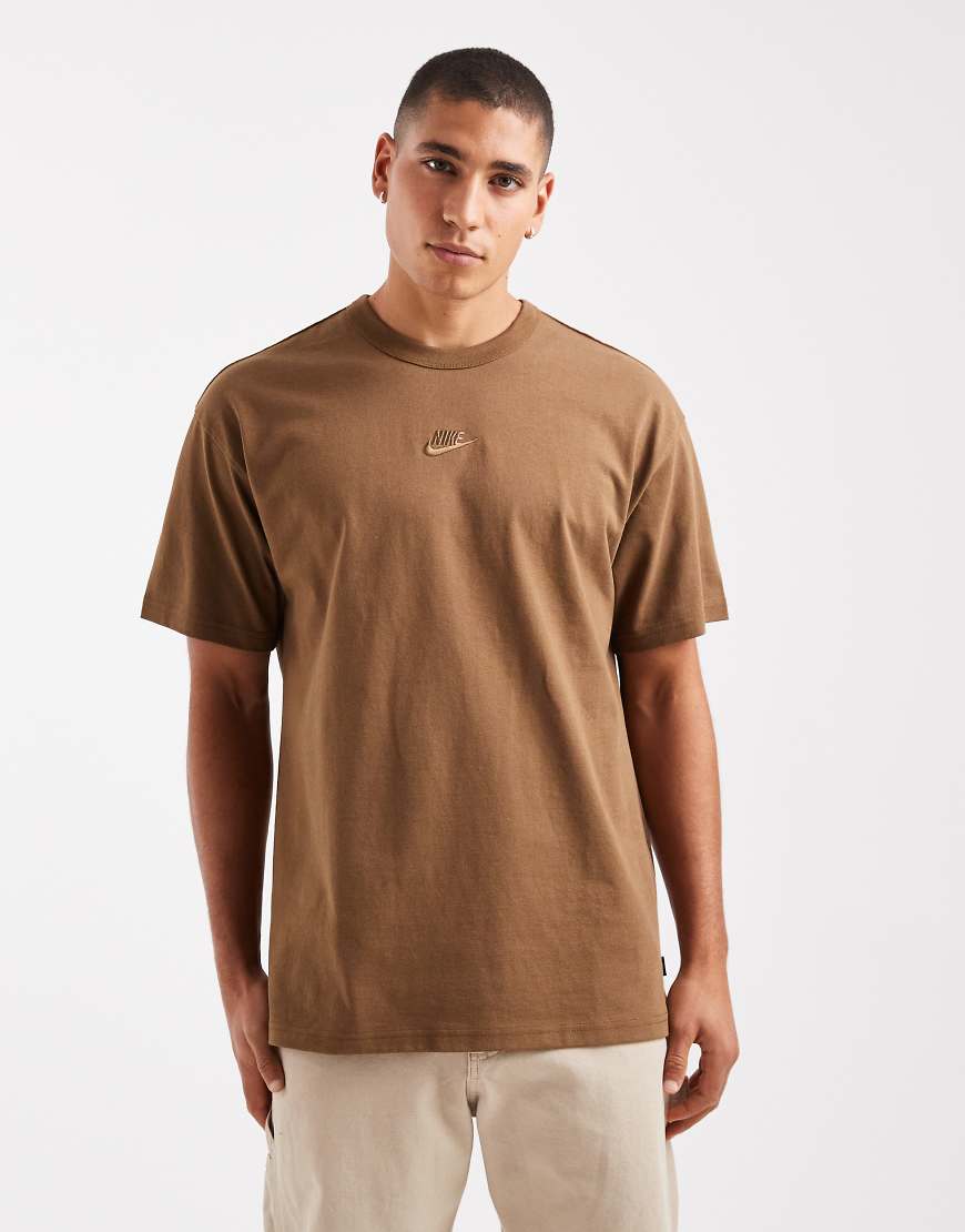 Nike - Premium Essentials - T-Shirt in Braun-Brown von Nike