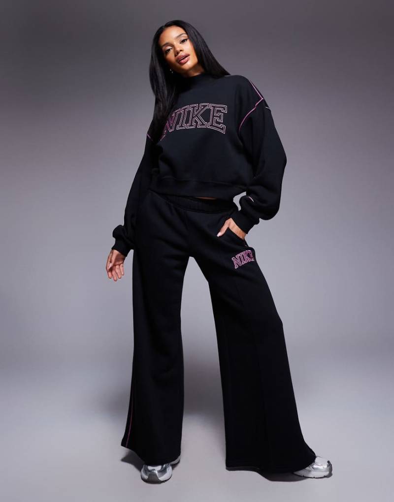 Nike - Jogginghose in Schwarz mit weitem Bein und Retro-Logo Nike - Jogginghose in Schwarz mit weitem Bein und Retro-Logo von Nike