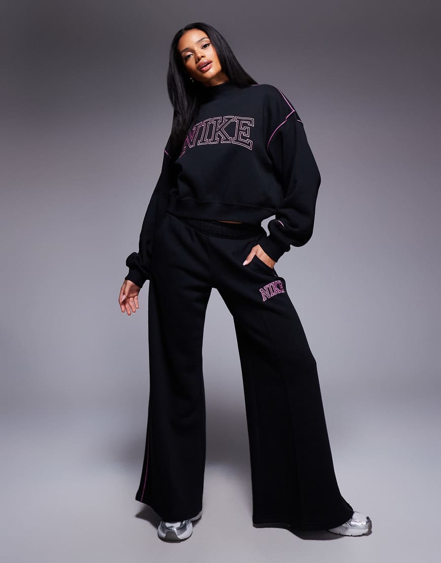 Nike - Jogginghose in Schwarz mit weitem Bein und Retro-Logo von Nike