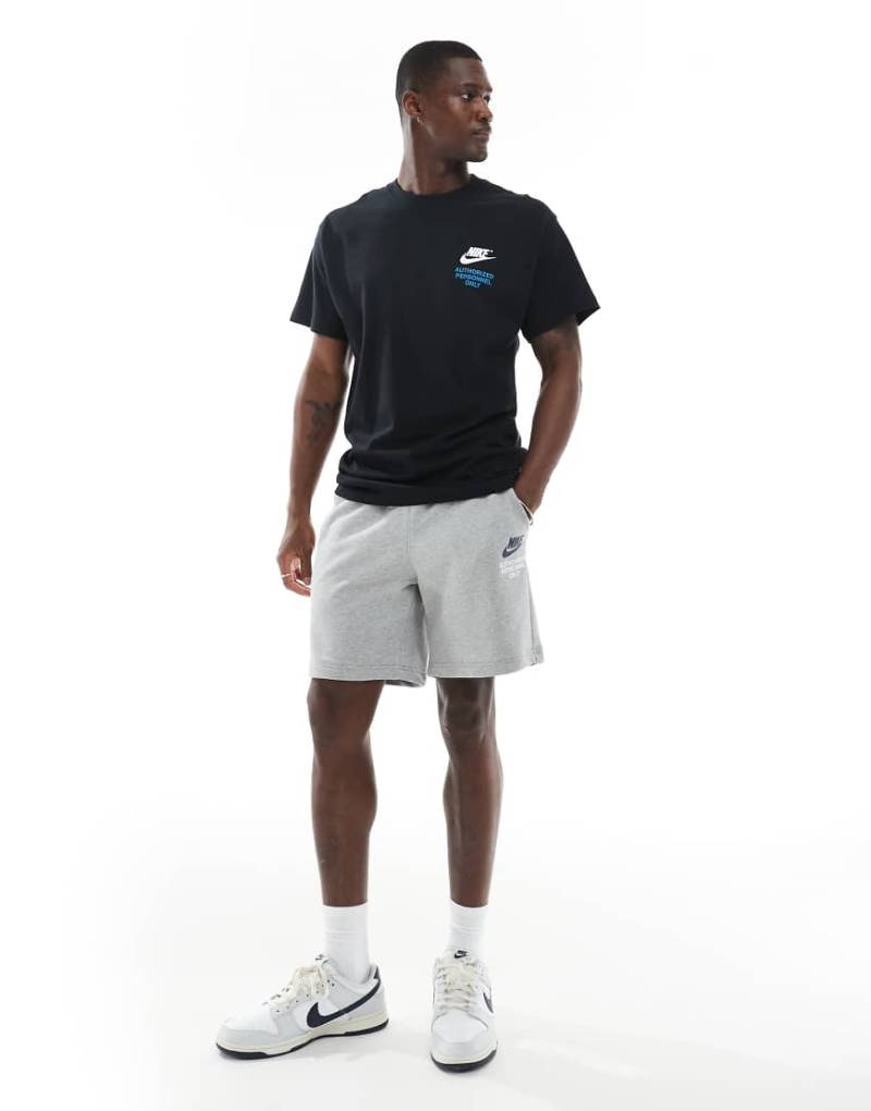 Nike - Shorts in Grau mit kleinem Logoprint von Nike