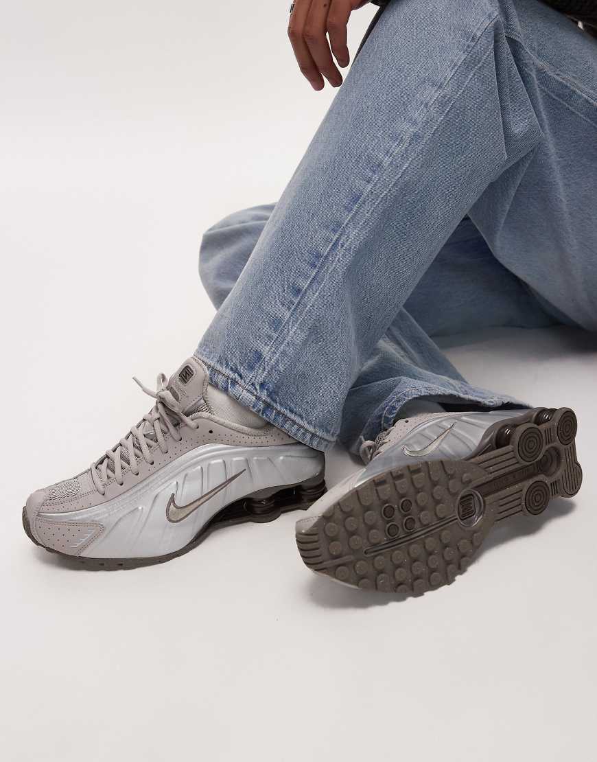 Nike - Shox R4 - Sneaker in Braun und Silber-Weiß von Nike