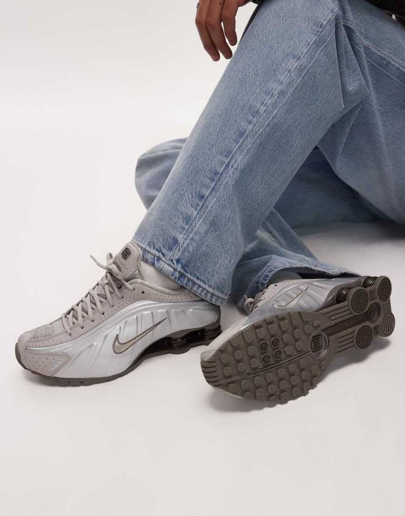 Nike - Shox R4 - Sneaker in Braun und Silber-Weiß von Nike