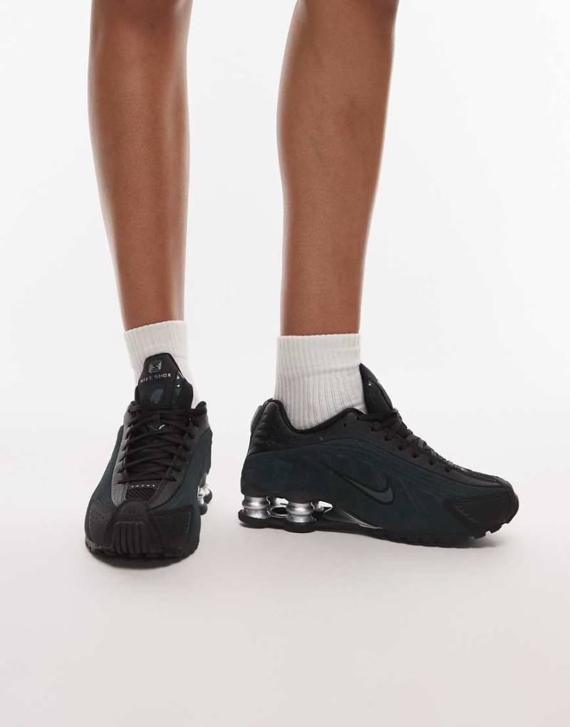 Nike - Shox R4 - Sneaker in Schwarz und Dunkelgrün von Nike